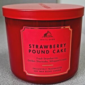 🆕️🎁White Barn Strawberry Pound Cake Candle - Red